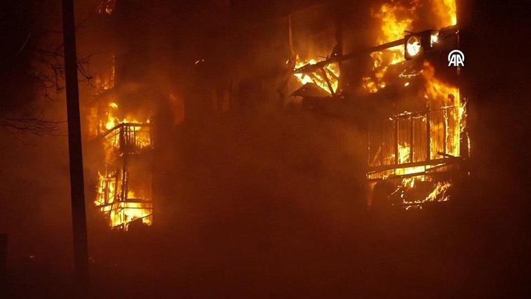 Rusya Ukraynada yerleşim yerini vurdu: Evler alev alev yandı