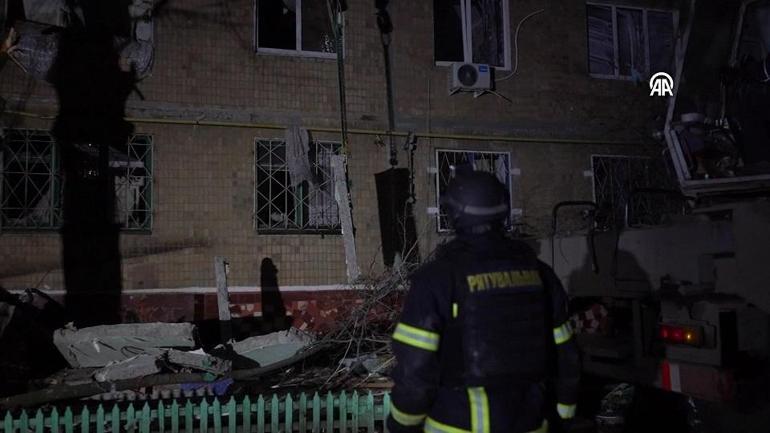 Rusya Ukraynada yerleşim yerini vurdu: Evler alev alev yandı