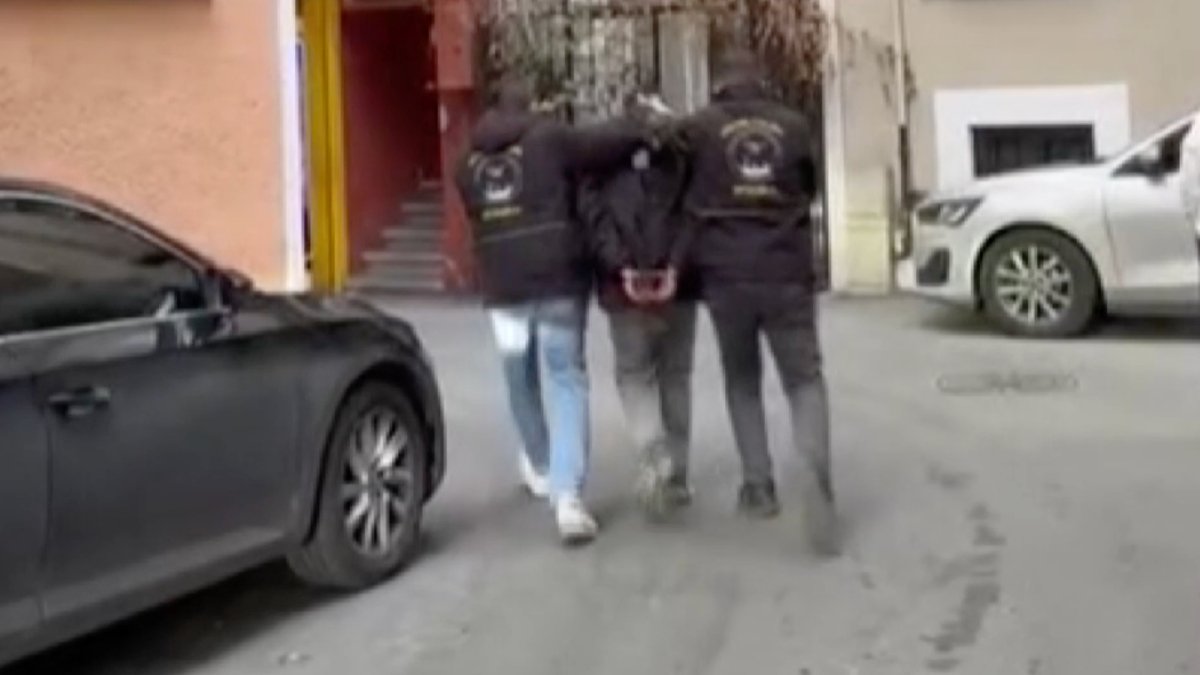 İstanbul’da bankta uyuyan kişinin telefonu çalındı: O anlar kamerada