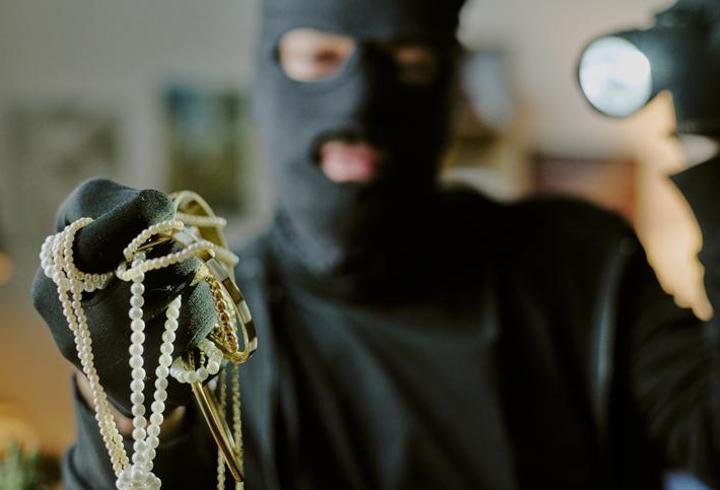 Hırsızdan akılalmaz yöntem! Kolyeyi yutarak çaldı..