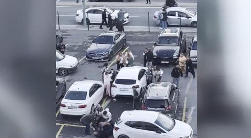 Kartal Anadolu Adliyesi önünde iki aile arasında yumruk yumruğa kavga! Anbean kamerada