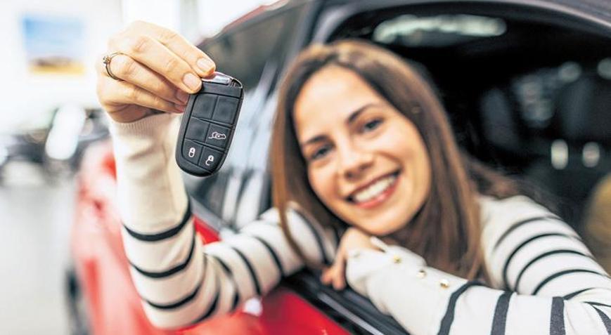 Altınını bozan otomobile koştu