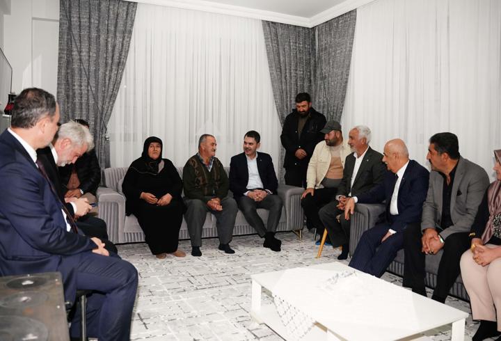 Bakan Kurum paylaştı! Depremdeki gözyaşları yeni evlerinde mutluluğa dönüştü