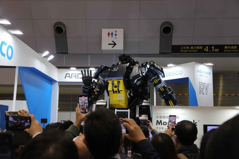 Japonyadaki fuarda dikkatler ondaydı Robot Lucadan Türkiyeye lokumlu selam...