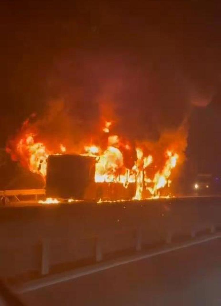 Arnavutköyde yanan İETT otobüsü küle döndü