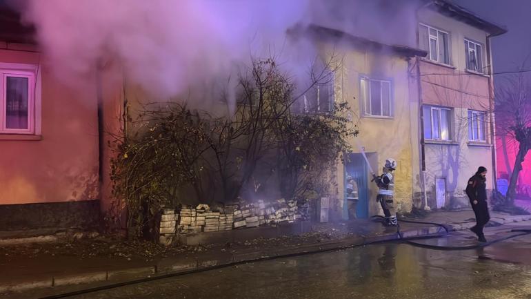 Kütahyada feci olay: Ev yangınında anne öldü, kızı yaralandı