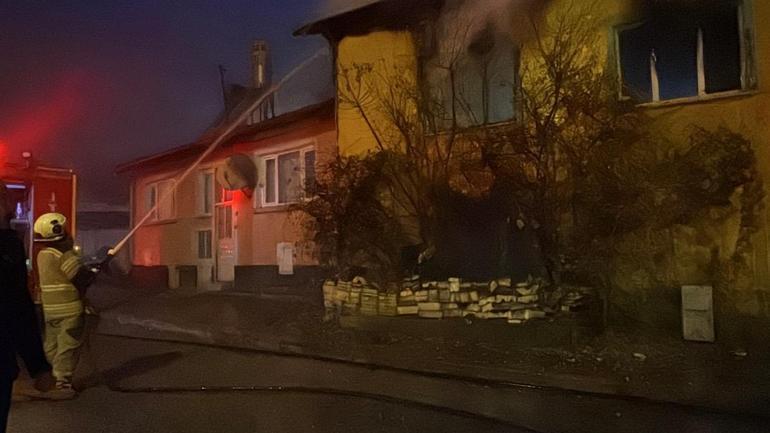 Kütahyada feci olay: Ev yangınında anne öldü, kızı yaralandı