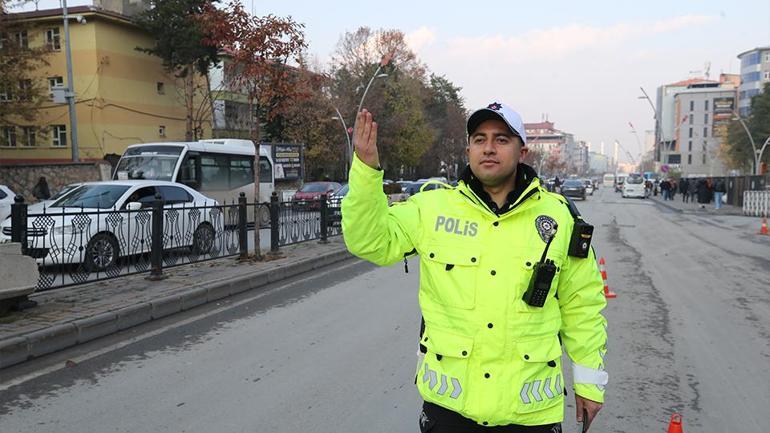 Kuryenin elleri, izleyenlerin yürekleri ısındı: Polisin o hareketi sanal medyada gündem oldu