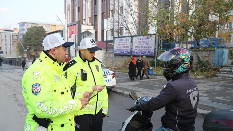 Kuryenin elleri, izleyenlerin yürekleri ısındı: Polisin o hareketi sanal medyada gündem oldu