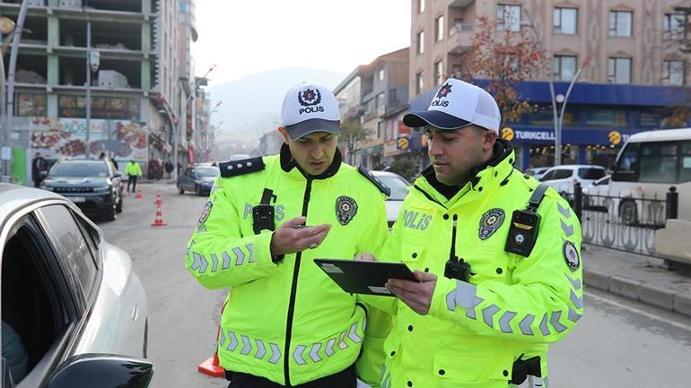 Kuryenin elleri, izleyenlerin yürekleri ısındı: Polisin o hareketi sanal medyada gündem oldu