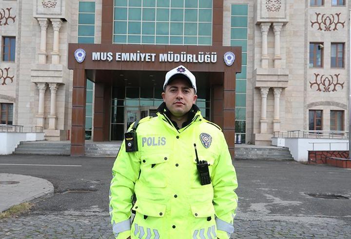 Kuryenin elleri, izleyenlerin yürekleri ısındı: Polis o hakereti sanal medyada günem oldu