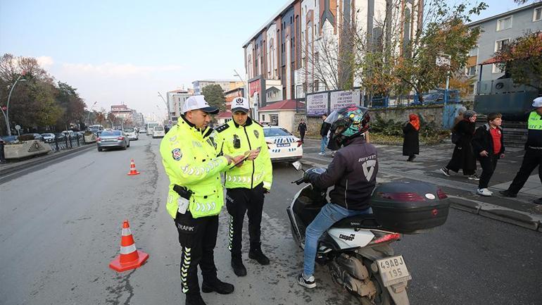 Kuryenin elleri, izleyenlerin yürekleri ısındı: Polisin o hareketi sanal medyada gündem oldu