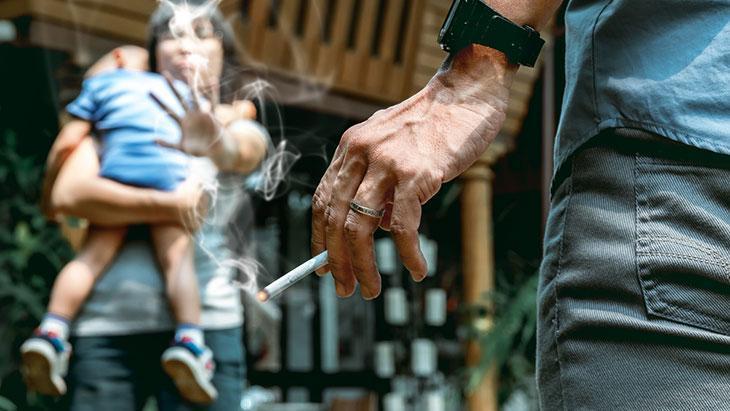 “Yanında değil, balkonda içiyorum” diyorsanız yanılıyorsunuz! Bebekleri olumsuz etkiliyor