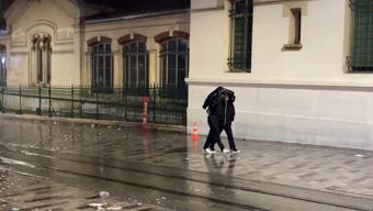 İstanbul sular altında: Ev ve iş yerlerini su bastı Çekmeköy’de İETT faciası