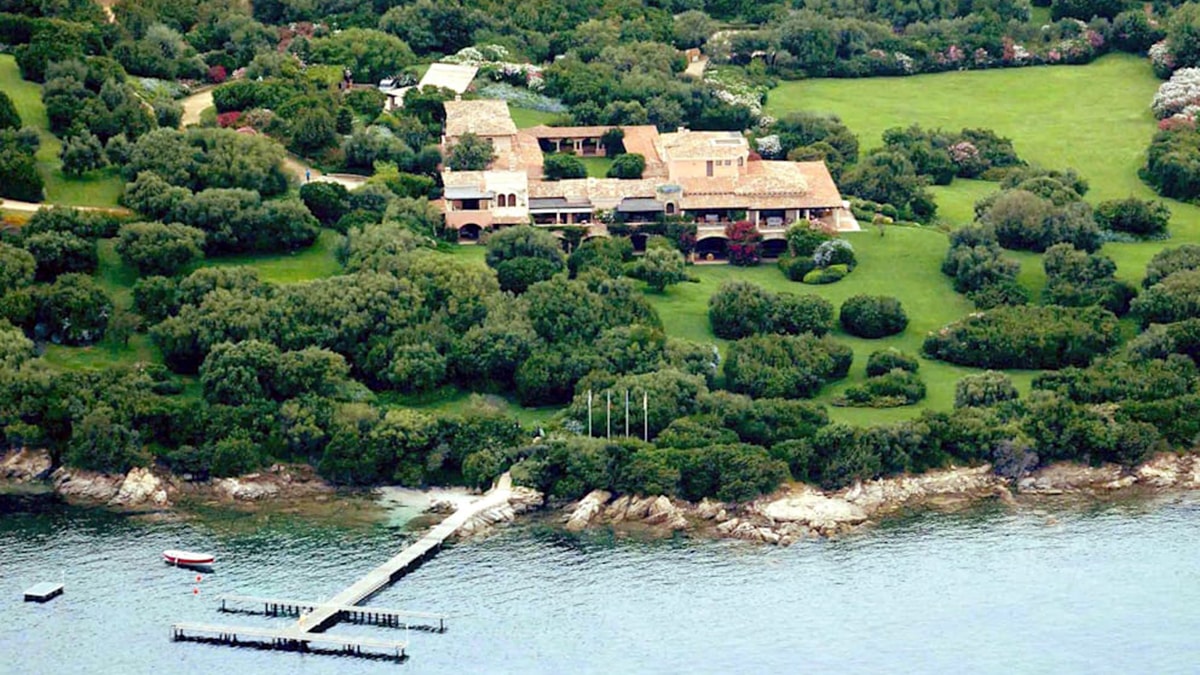 7 yüzme havuzu, 126 odası var! Ünlü villa dudak uçuklatan rakamla satışa çıktı