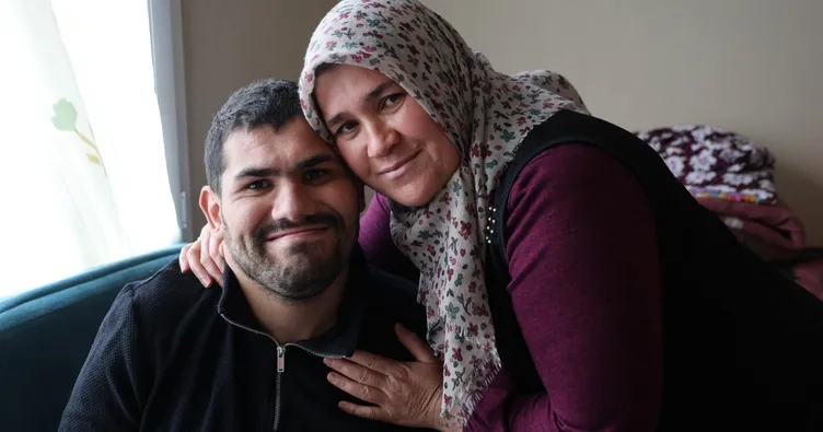 Boynuna batan tel engelli bıraktı: 24 yıldır annesiyle hayata tutunuyor! ‘Polis görünce çok mutlu oluyor’