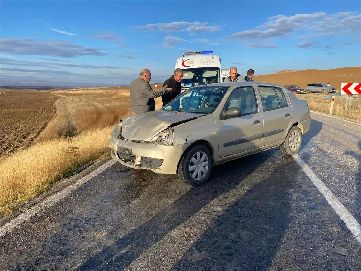 Çorum’da İki Otomobil Çarpıştı: İki Yaralı