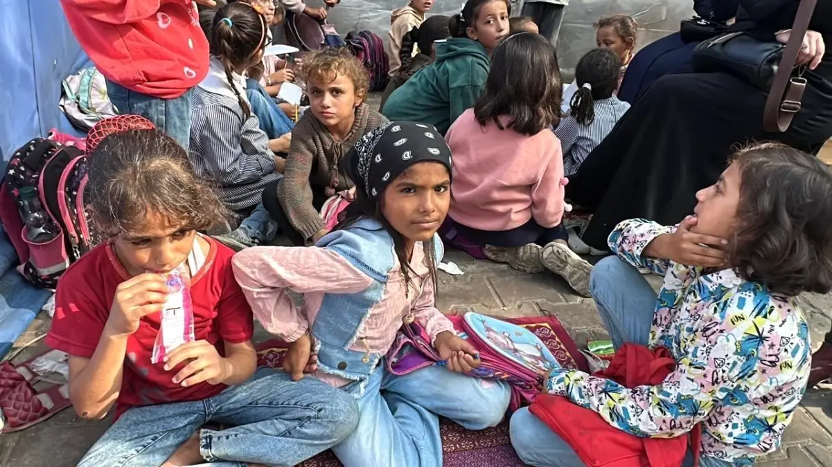 Gazze’de Çocuklar Yıkık Okullarda Eğitime Başladı