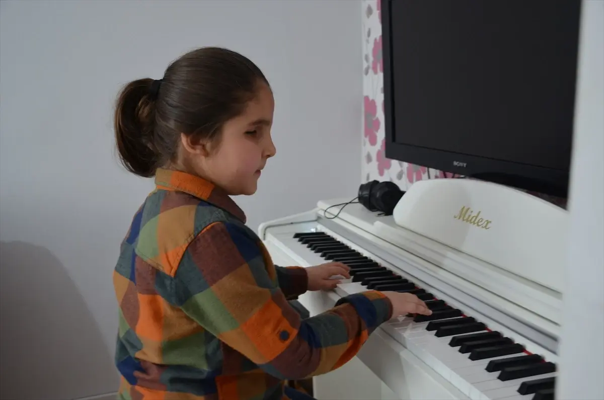 Görme Engelli Çocuk, Mutlak Kulak Yeteneğiyle Piyanist Olma Hayali Kuruyor