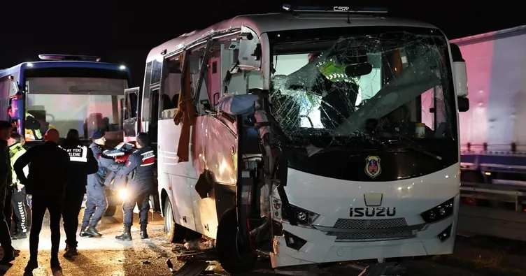 Hükümlüleri taşıyan araç kazaya karıştı! 12’si hükümlü 23 yaralı