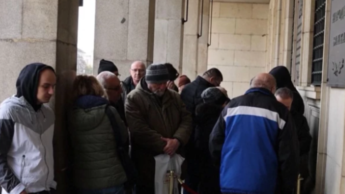 Duyanlar madeni para için Merkez Bankası’na akın etti: Kuyruk oluştu