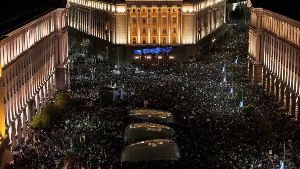 Komşuda onbinler sokağa çıktı, ‘hükümet istifa’ sloganları attı
