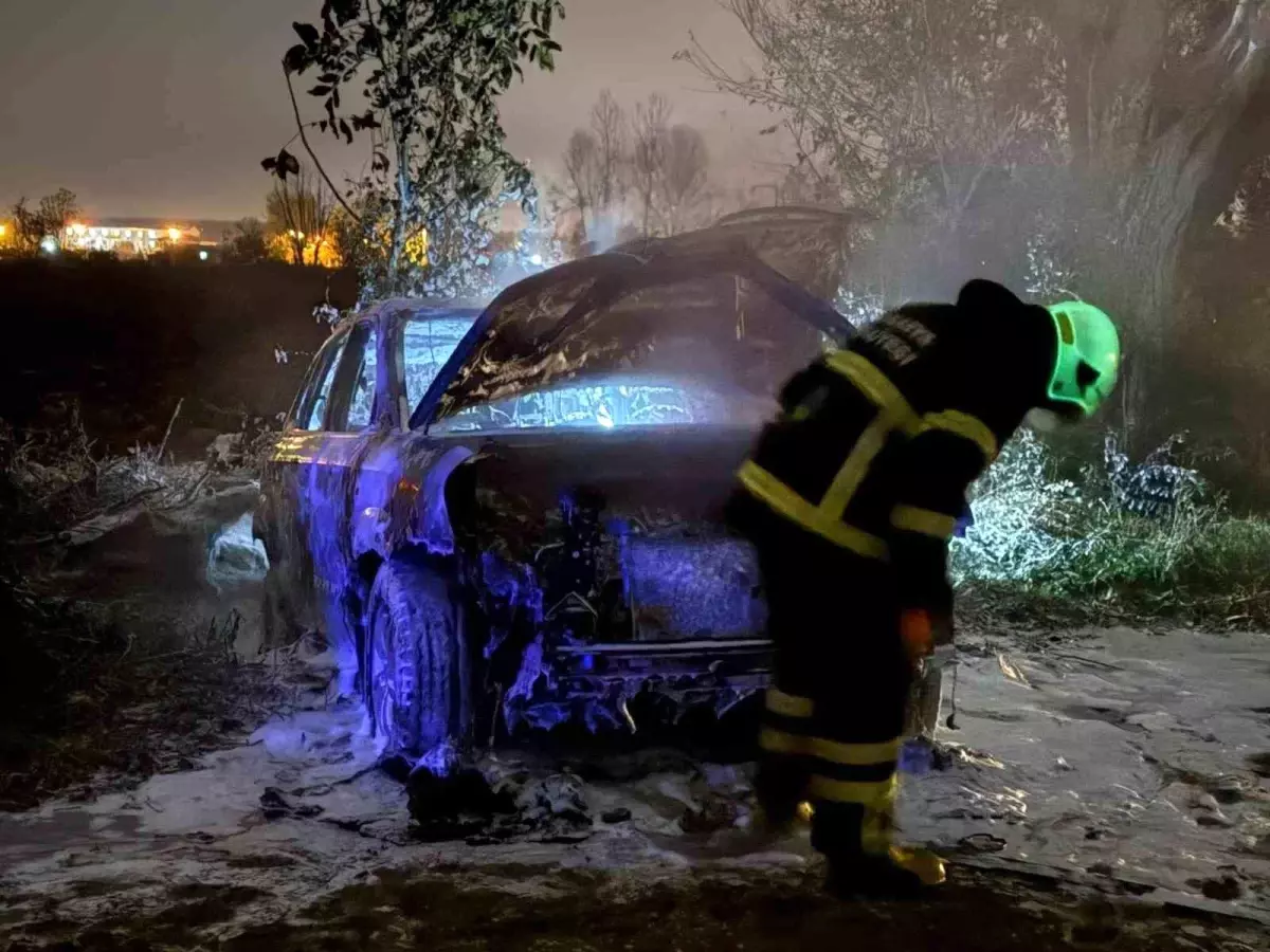 Sakarya’da Tarlada Park Halindeki Otomobil Yandı