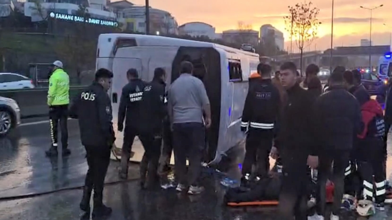 Maltepe D-100’de servis minibüsü devrildi: 2’si ağır 5 yaralı