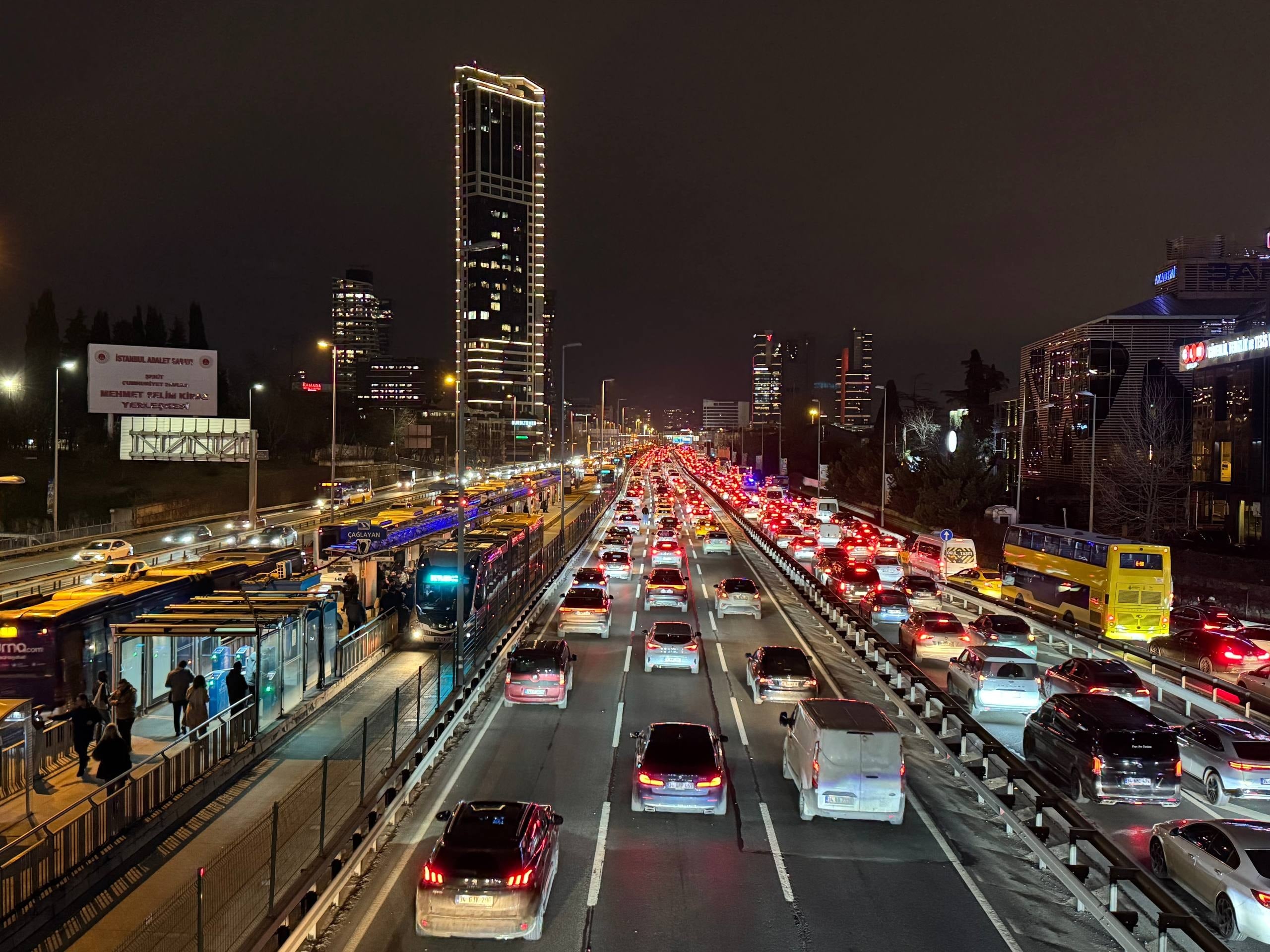 İstanbul’da trafik kilitlendi: Yoğunluk yüzde 85’i buldu