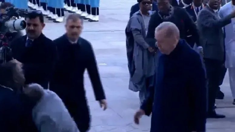Erdoğan’ın karşıladığı Nijerya Cumhurbaşkanı yere düştü