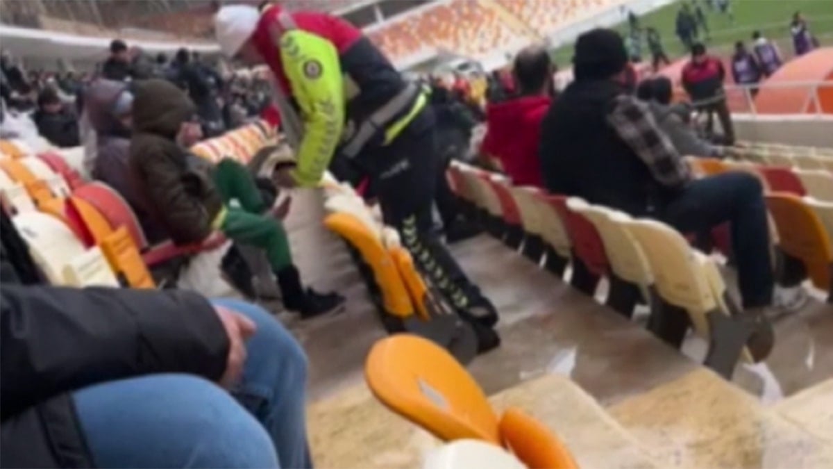 Polisin yaptığı herkesi duygulandırdı, valilikten plaket aldı