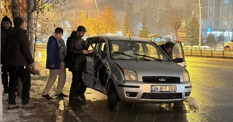 2 otomobil ve 1 kamyonetin karıştığı kazada 9 kişi yaralandı