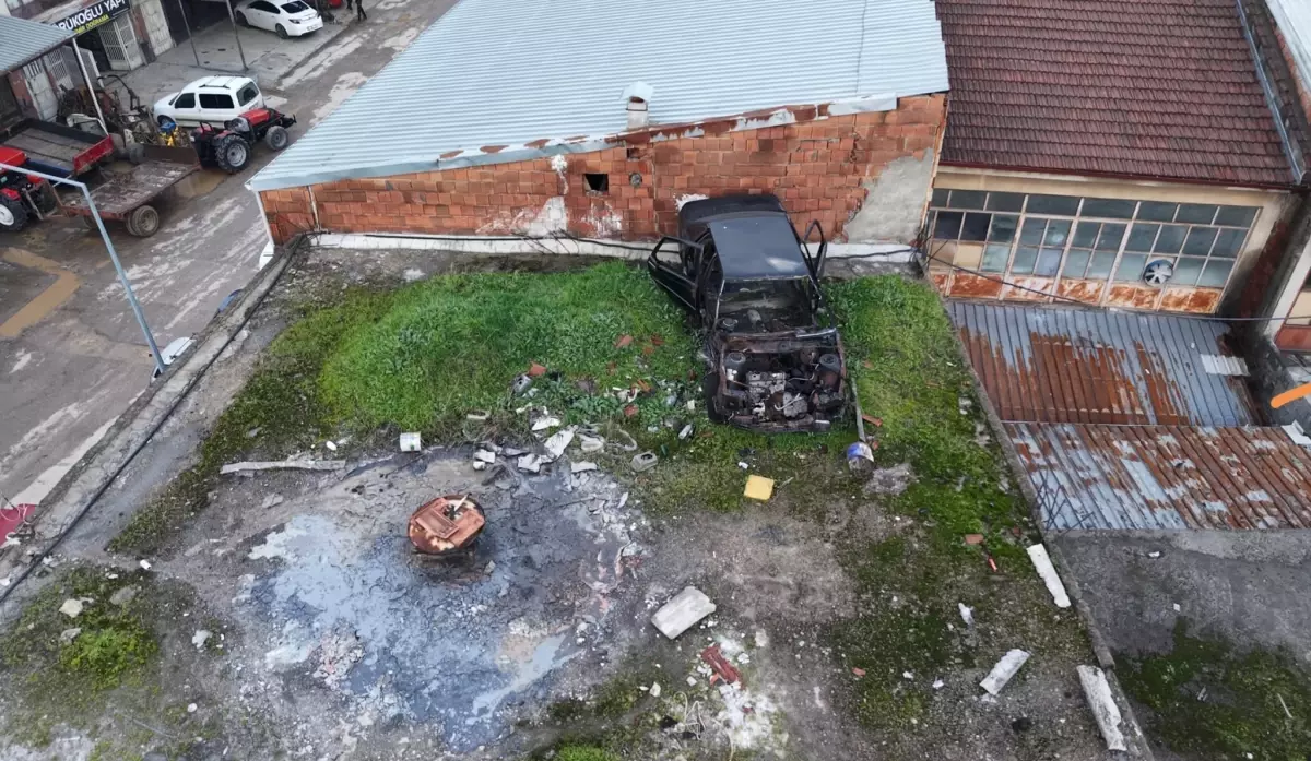 20 yıldır iş yerinin çatısında duran otomobili, akan çatıyı tamir etmek isteyince gördü