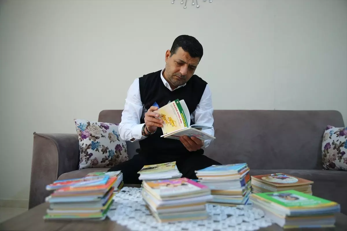 6 ŞUBAT DEPREMLERİNİN ÜÇÜNCÜ YILI – Depremzede çocukları kitapla buluşturarak eşi ve iki evladının acısını unutmaya çalışıyor