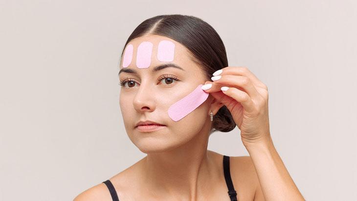 Sosyal medyada ‘doğal botoks’ deniyor! Yüz germe bantları işe yarıyor mu?