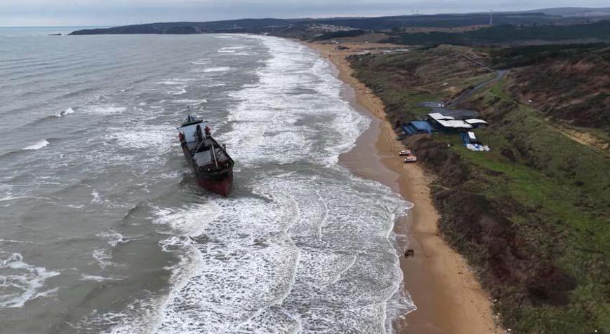 Sarıyer’de karaya oturan geminin son durumu havadan görüntülendi