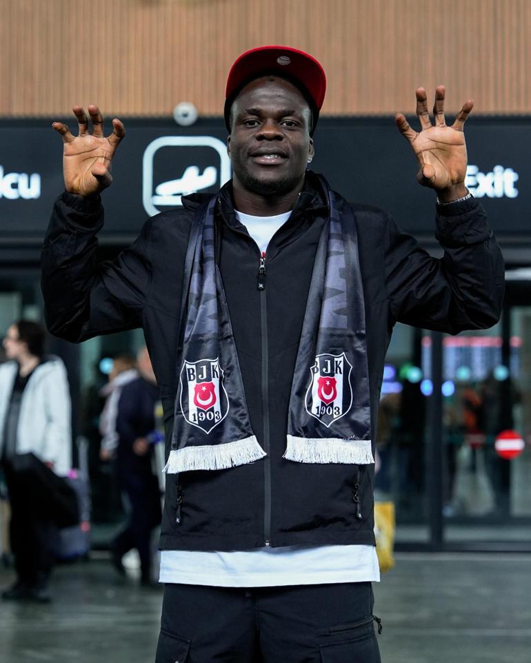 Beşiktaşın yeni transferi Junior Olaitan, İstanbula geldi Kartal pozu...