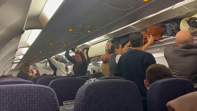İstanbul yolunda, uçakta ilginç an! Kalkışı durdurdu, herkesten helallik istedi