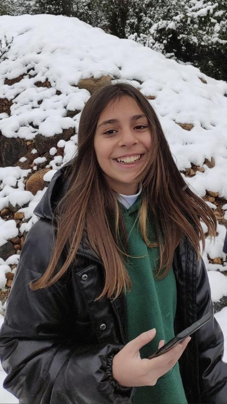 Mezarlıkta gözyaşlarına boğuldu Enkazdan çıkarılamayan 13 yaşındaki kızını arıyor