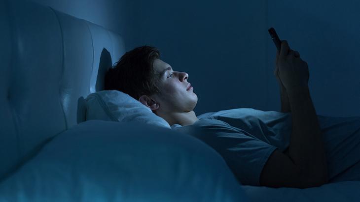 Yatmadan önce telefona bakanlara uzmanından uyarı: “Beyniniz size oyun oynuyor”