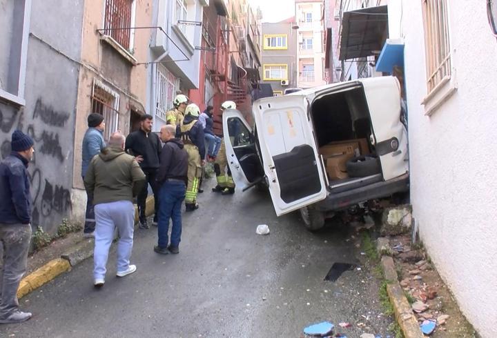 Beyoğlu’nda yokuştan kayan araç binaya çarptı: Ucuz atlattık