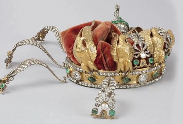 Louvre soyguncuları kaçarken düşürmüştü: Hasar gören elmas tacın fotoğrafı paylaşıldı