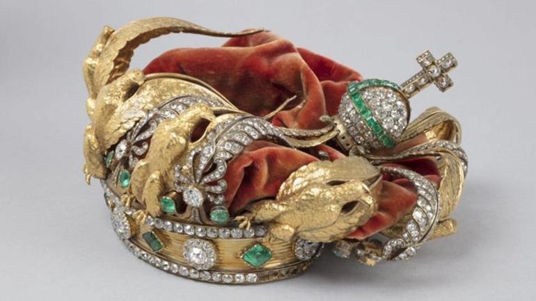 Louvre soyguncuları kaçarken düşürmüştü: Hasar gören elmas tacın fotoğrafı paylaşıldı