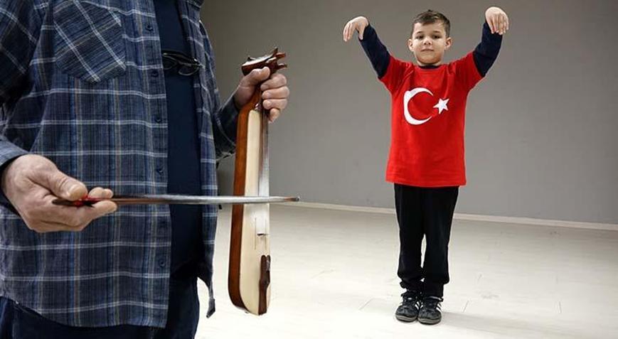 Cumhurbaşkanı Erdoğan sahnede onu izledi, Emine Erdoğan yanına çağırdı! Talha’nın horonu geceye damga vurdu