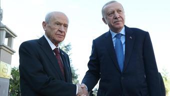 57 GÜLLÜ JEST Cumhurbaşkanı Erdoğandan MHP lideri Bahçeliye anlamlı hediye