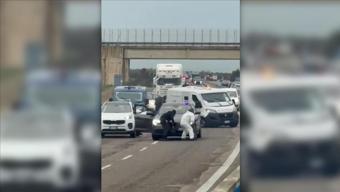 İtalyada film sahnesi gibi soygun girişimi Para nakil aracına şoke eden pusu: Patlayıcı bile kullandılar...