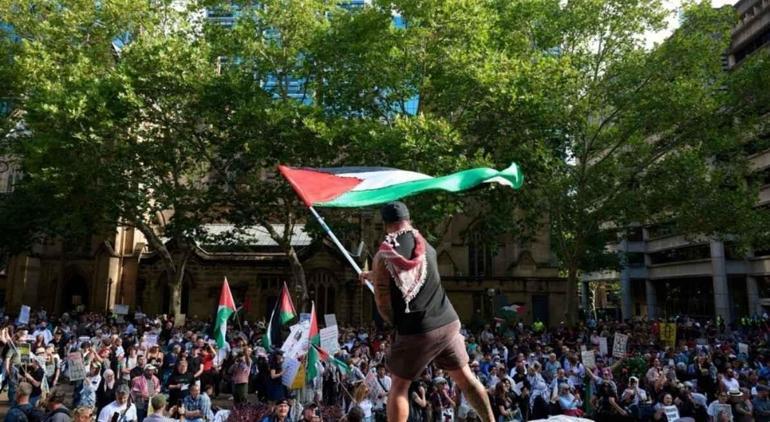 Namaz kılan protestoculara sert müdahale! Avustralya’da sokaklar karıştı