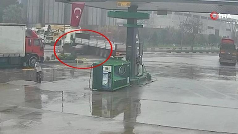 Otomobil TIR’ın dorsesine ok gibi saplandı O anlar kamerada