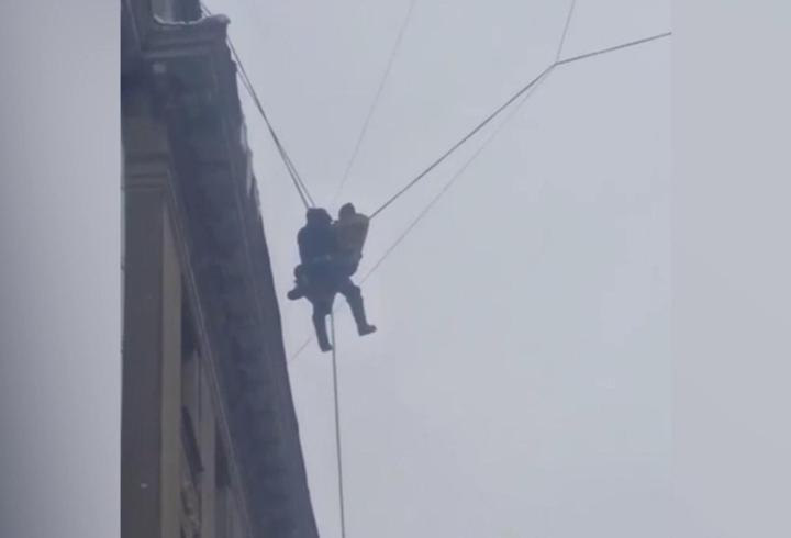 İşte mucize kurtuluş: Çatıdan düştü tele tutundu