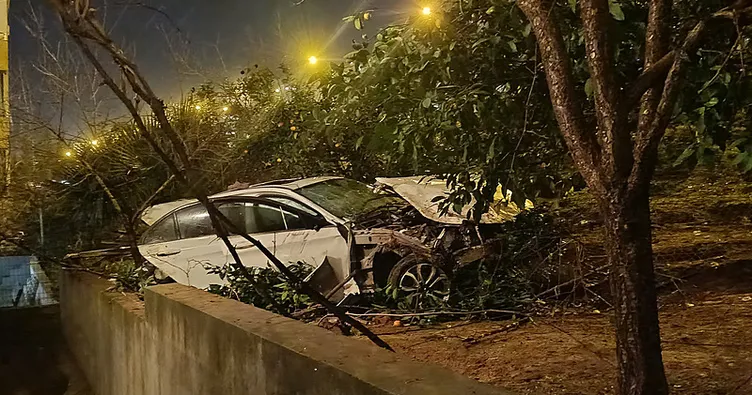 Adana’da otomobil şarampole devrildi: Anne yaralandı, sürücü oğlu öldü